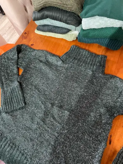 Suéter de cuello alto verde oscuro para mujer - miniatura 2