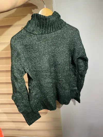 Suéter de cuello alto verde oscuro para mujer - miniatura 3