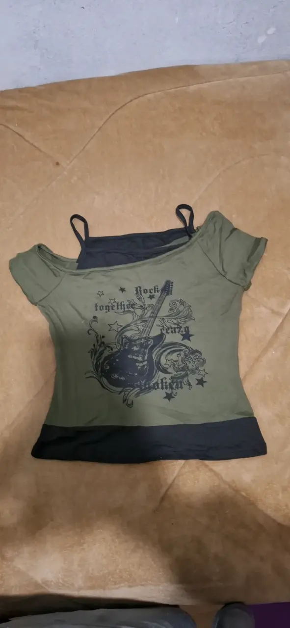 Polera verde con diseño de guitarra rockera - 1