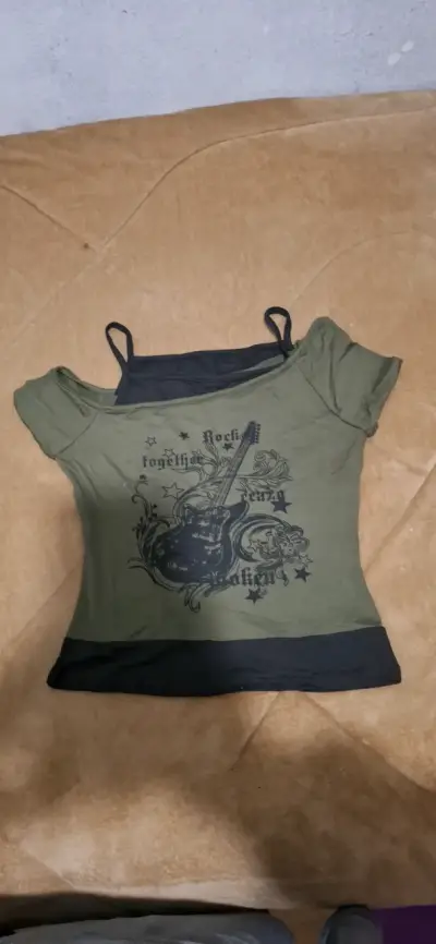 Polera verde con diseño de guitarra rockera - miniatura 1