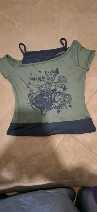 Polera verde con diseño de guitarra rockera - miniatura 2
