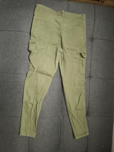 Pantalones cargo verde oliva para mujer - miniatura 2