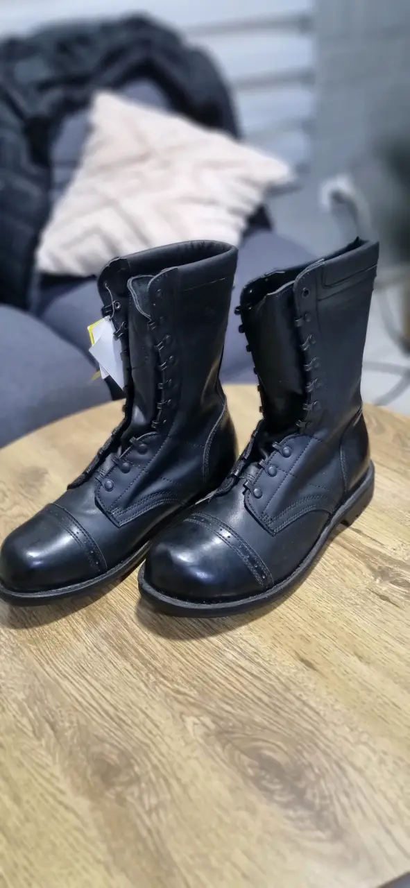 Botas militares negras de cuero en buen estado - 1
