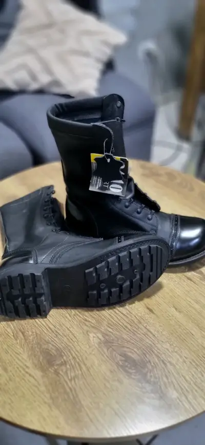 Botas militares negras de cuero en buen estado - miniatura 3