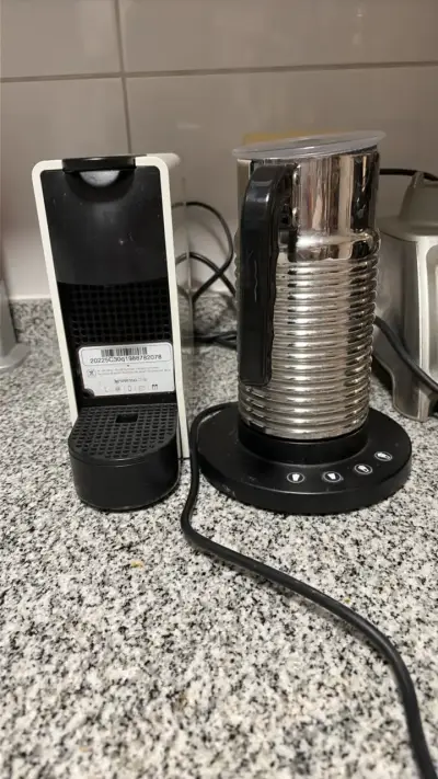 Máquina de café Nespresso con espumador de leche - miniatura 1