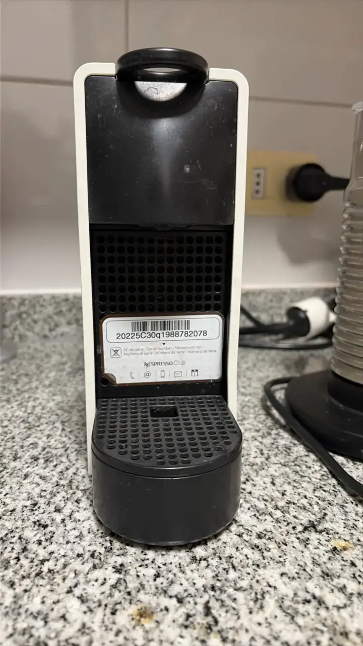 Máquina de café Nespresso con espumador de leche - 2