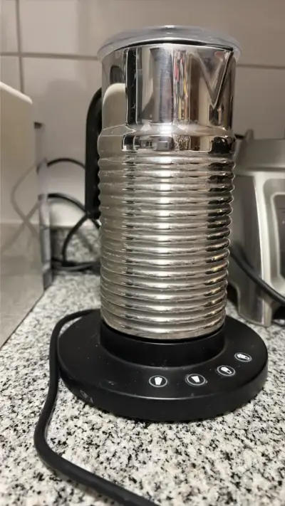 Máquina de café Nespresso con espumador de leche - miniatura 3