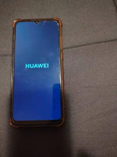 Smartphone Huawei con funda protectora - miniatura 1