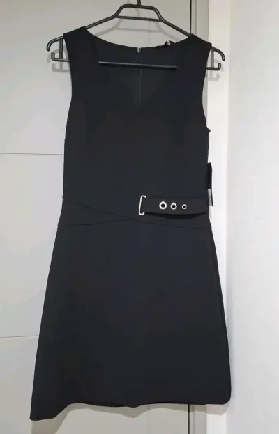 Vestido negro elegante con cinturón decorativo - miniatura 1