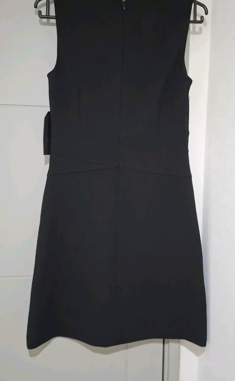 Vestido negro elegante con cinturón decorativo - 2