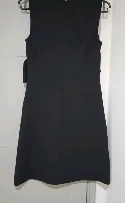 Vestido negro elegante con cinturón decorativo - miniatura 2