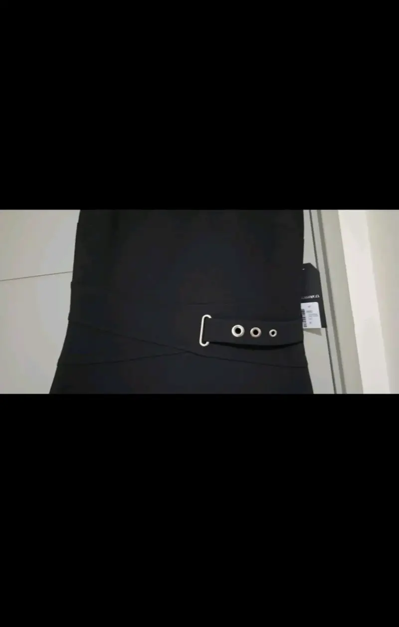 Vestido negro elegante con cinturón decorativo - 3
