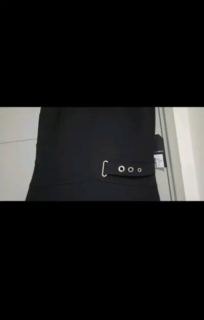 Vestido negro elegante con cinturón decorativo - miniatura 3