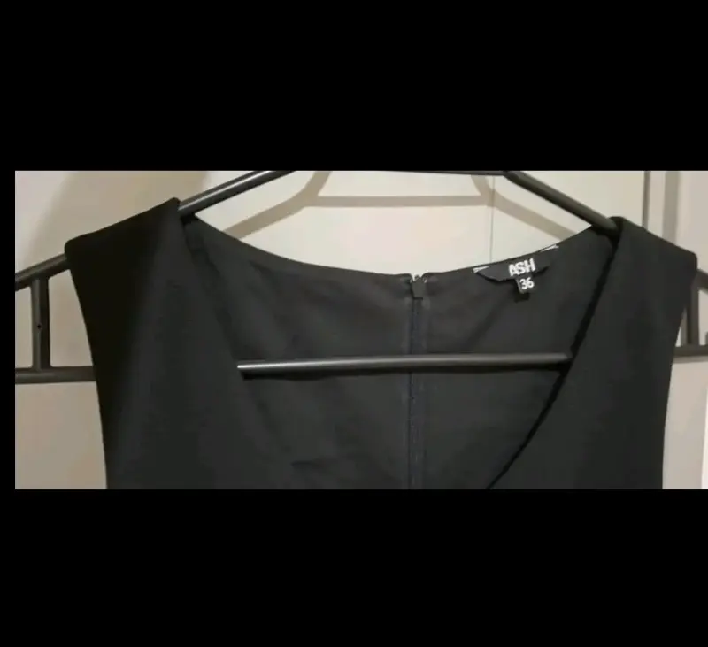 Vestido negro elegante con cinturón decorativo - 5