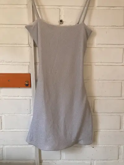 Vestido corto plateado con espalda descubierta - miniatura 1