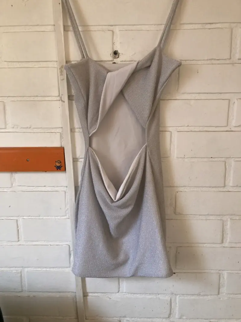 Vestido corto plateado con espalda descubierta - 2