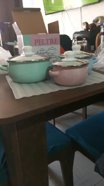 Juego de ollas de peltre color pastel - miniatura 1