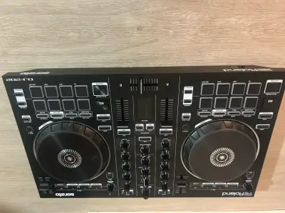 Controlador DJ Roland DJ-202 con Serato - miniatura 1