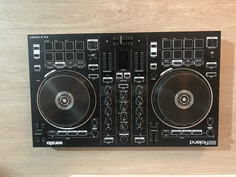 Controlador DJ Roland DJ-202 con Serato - 3