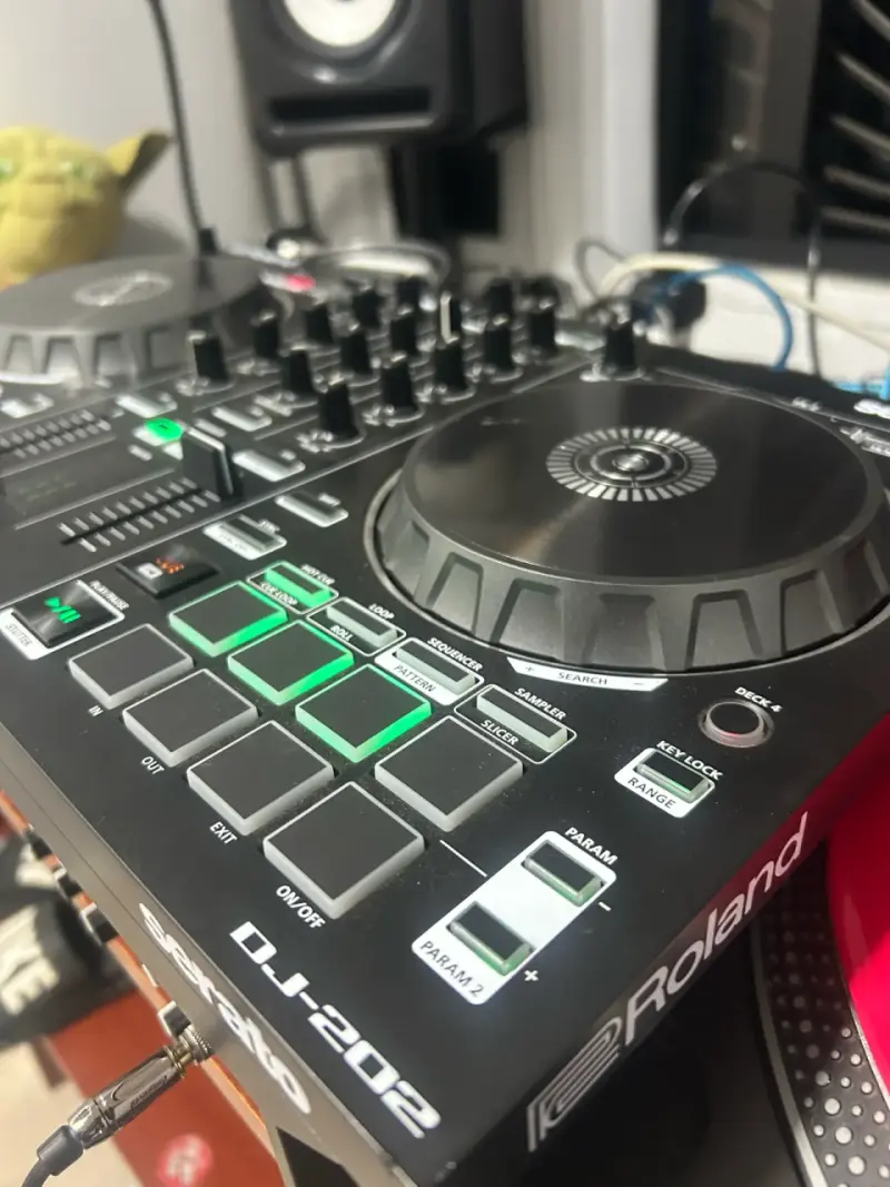 Controlador DJ Roland DJ-202 con Serato - 5