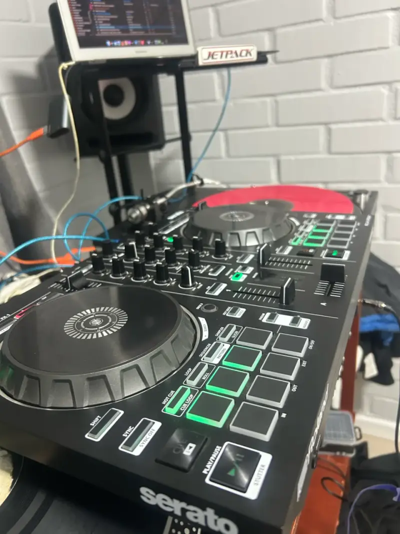 Controlador DJ Roland DJ-202 con Serato - 6