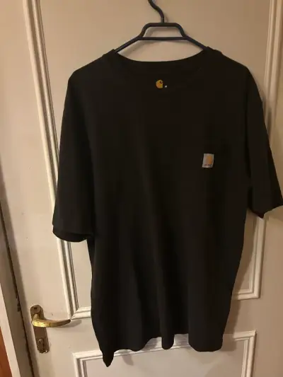 Polera negra Carhartt con bolsillo - miniatura 1