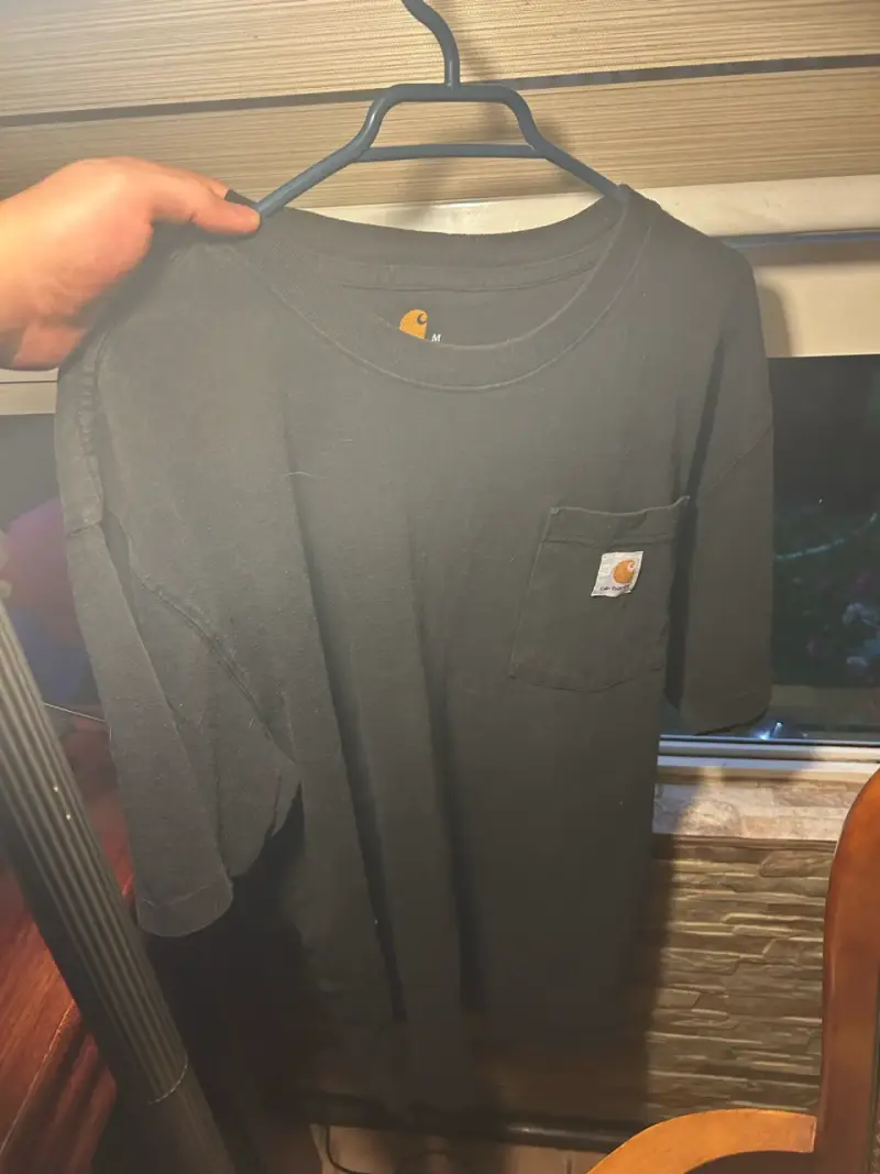 Polera negra Carhartt con bolsillo - 2