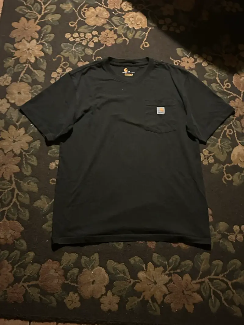 Polera negra Carhartt con bolsillo - 3
