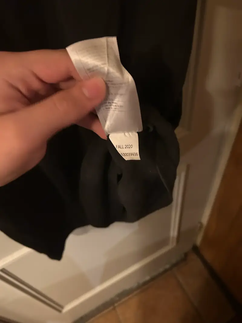 Polera negra Carhartt con bolsillo - 5
