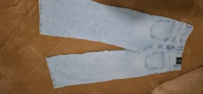 Jeans de mezclilla azul claro para mujer - miniatura 1