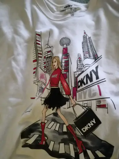 Polerón blanco DKNY con diseño urbano talla M - miniatura 2