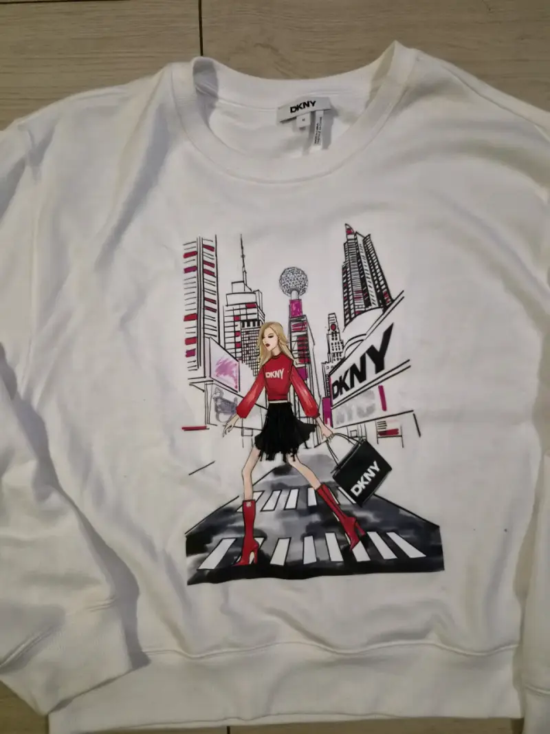 Polerón blanco DKNY con diseño urbano talla M - 3