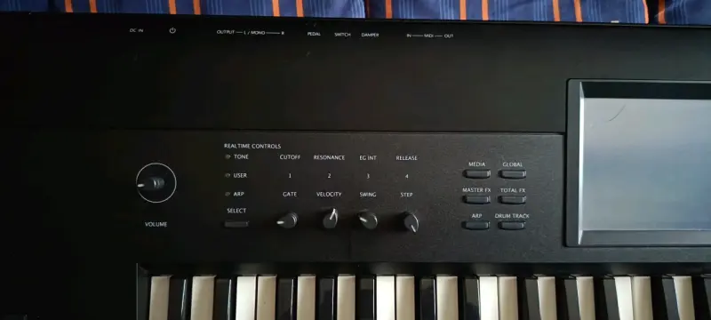 Teclado Sintetizador Korg Krome 61 workstation - 4