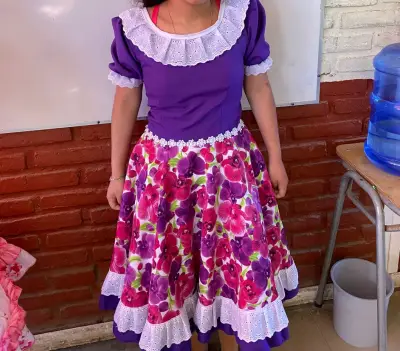 Vestido típico chileno morado con flores - miniatura 1