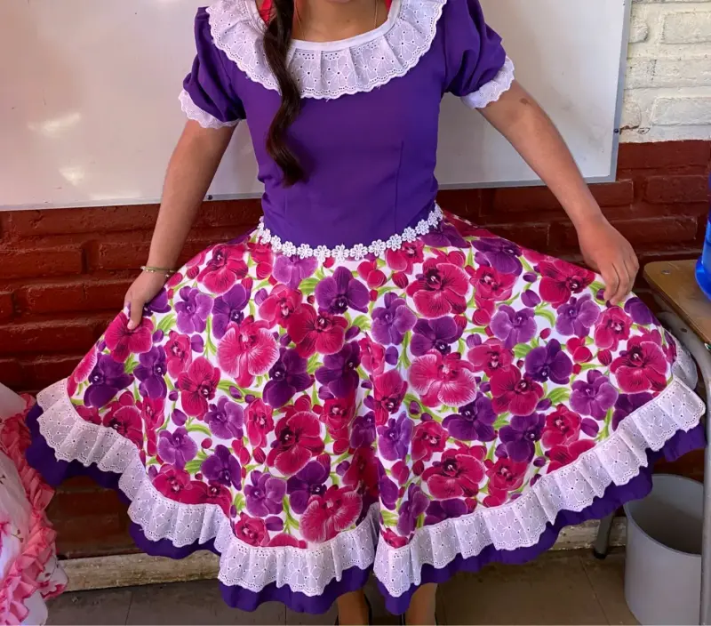 Vestido típico chileno morado con flores - 2