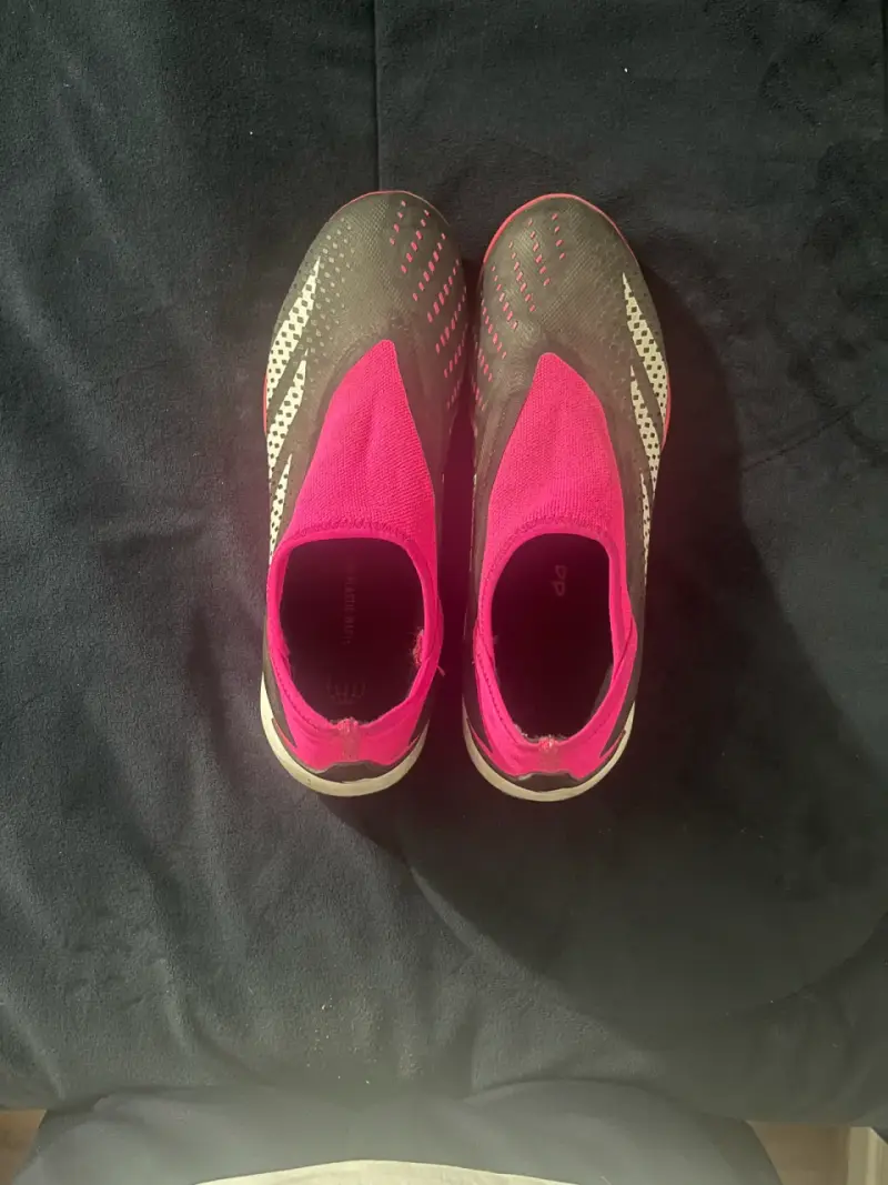 Zapatillas de fútbol Adidas Predator rosa y negras - 1