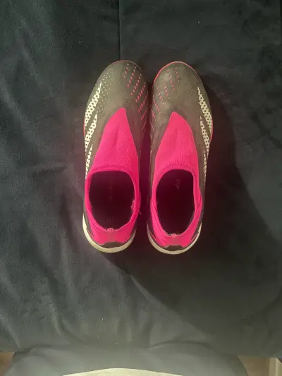 Zapatillas de fútbol Adidas Predator rosa y negras - miniatura 1