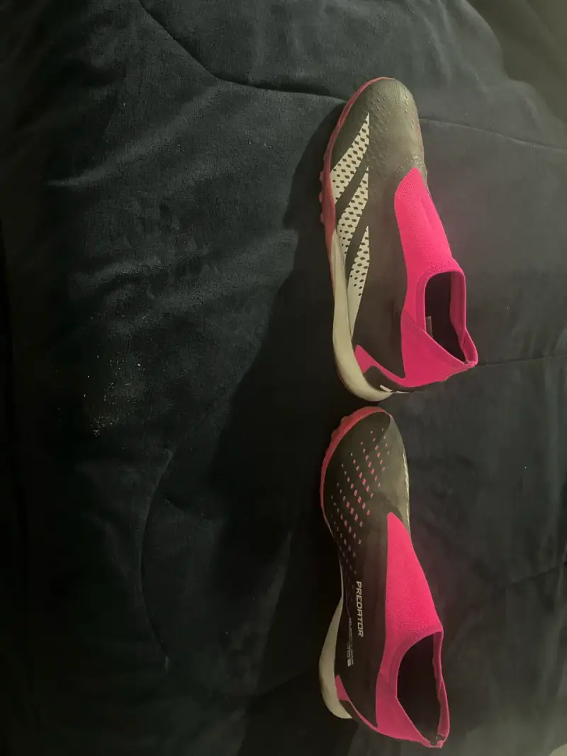 Zapatillas de fútbol Adidas Predator rosa y negras - 2