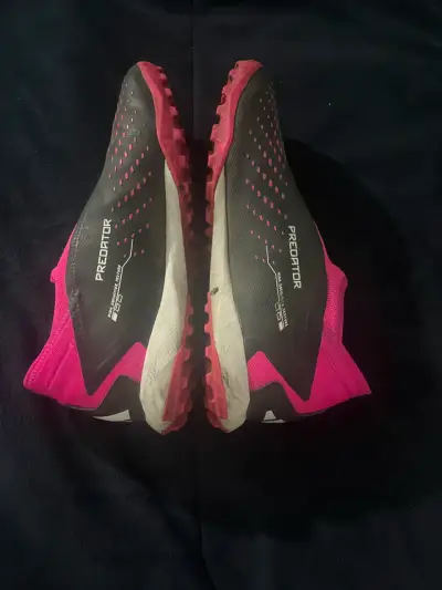Zapatillas de fútbol Adidas Predator rosa y negras - miniatura 3