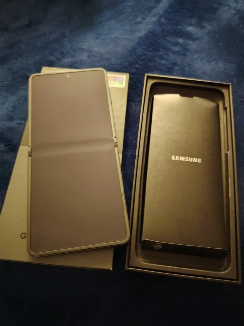 Samsung Galaxy Z Flip 7 5G como NUEVO - 1