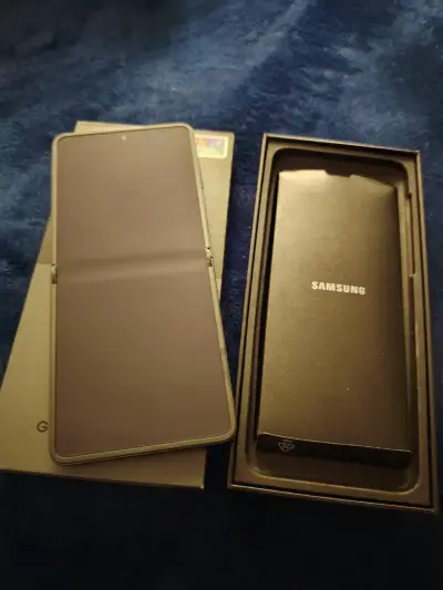 Samsung Galaxy Z Flip 7 5G como NUEVO - miniatura 1