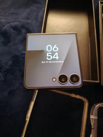 Samsung Galaxy Z Flip 7 5G como NUEVO - miniatura 2