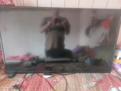 Televisor smart tv  42 pulgadas HD marca onn - miniatura 2