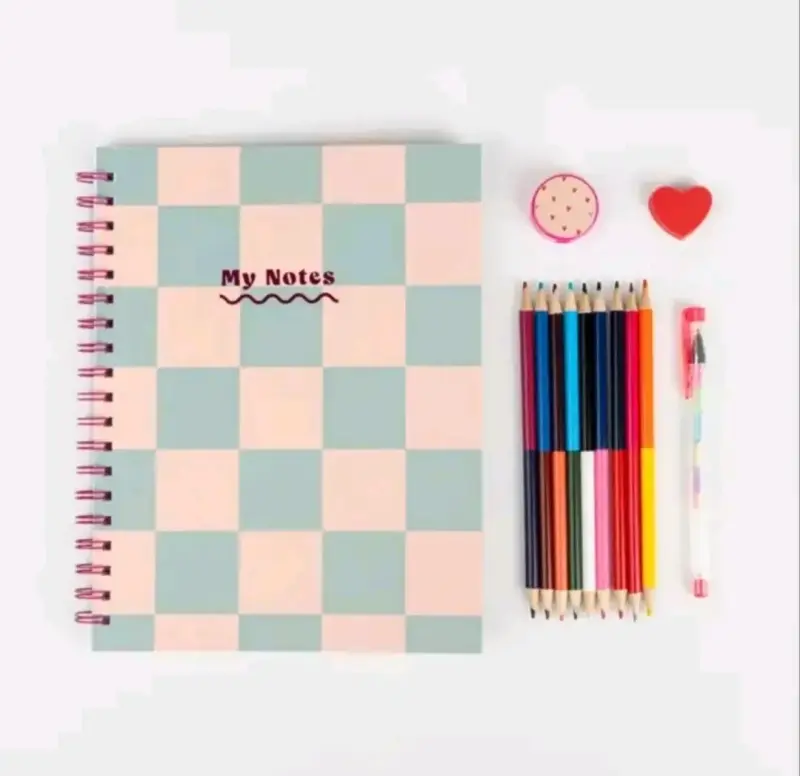 Set de papelería con cuaderno y lápices de colores - 1