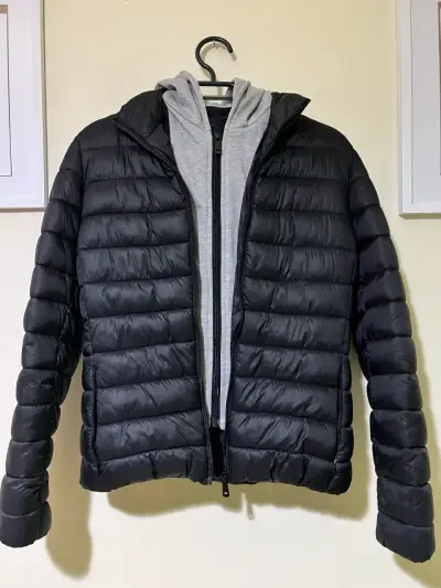 Chaqueta acolchada negra con capucha - miniatura 1