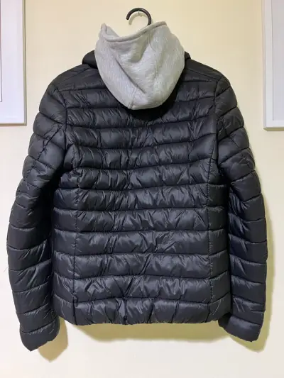 Chaqueta acolchada negra con capucha - miniatura 2
