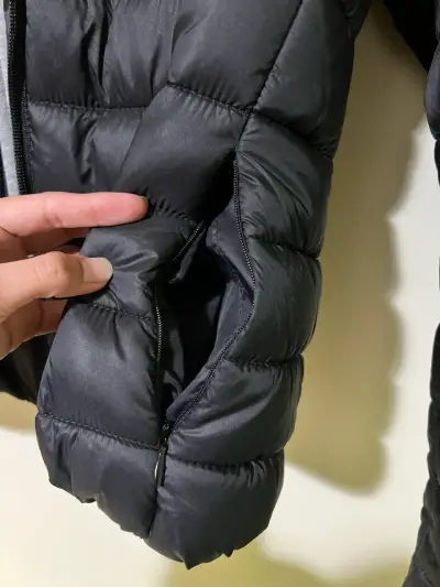 Chaqueta acolchada negra con capucha - miniatura 5