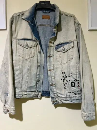 Chaqueta de mezclilla con diseño gráfico - miniatura 1