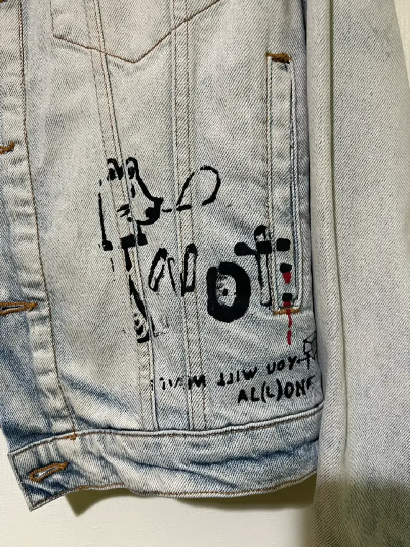 Chaqueta de mezclilla con diseño gráfico - 2