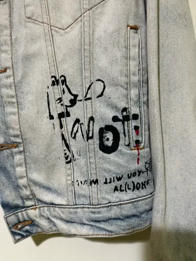 Chaqueta de mezclilla con diseño gráfico - miniatura 2
